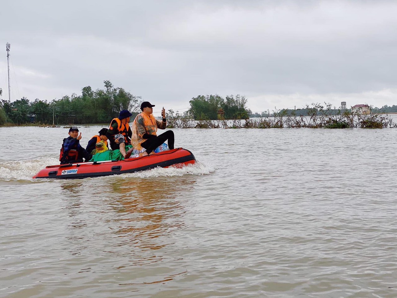 Lê Bảo Minh GÓP SỨC KÊU GỌI GÂY QUỸ HỖ TRỢ ĐỒNG BÀO MIỀN TRUNG