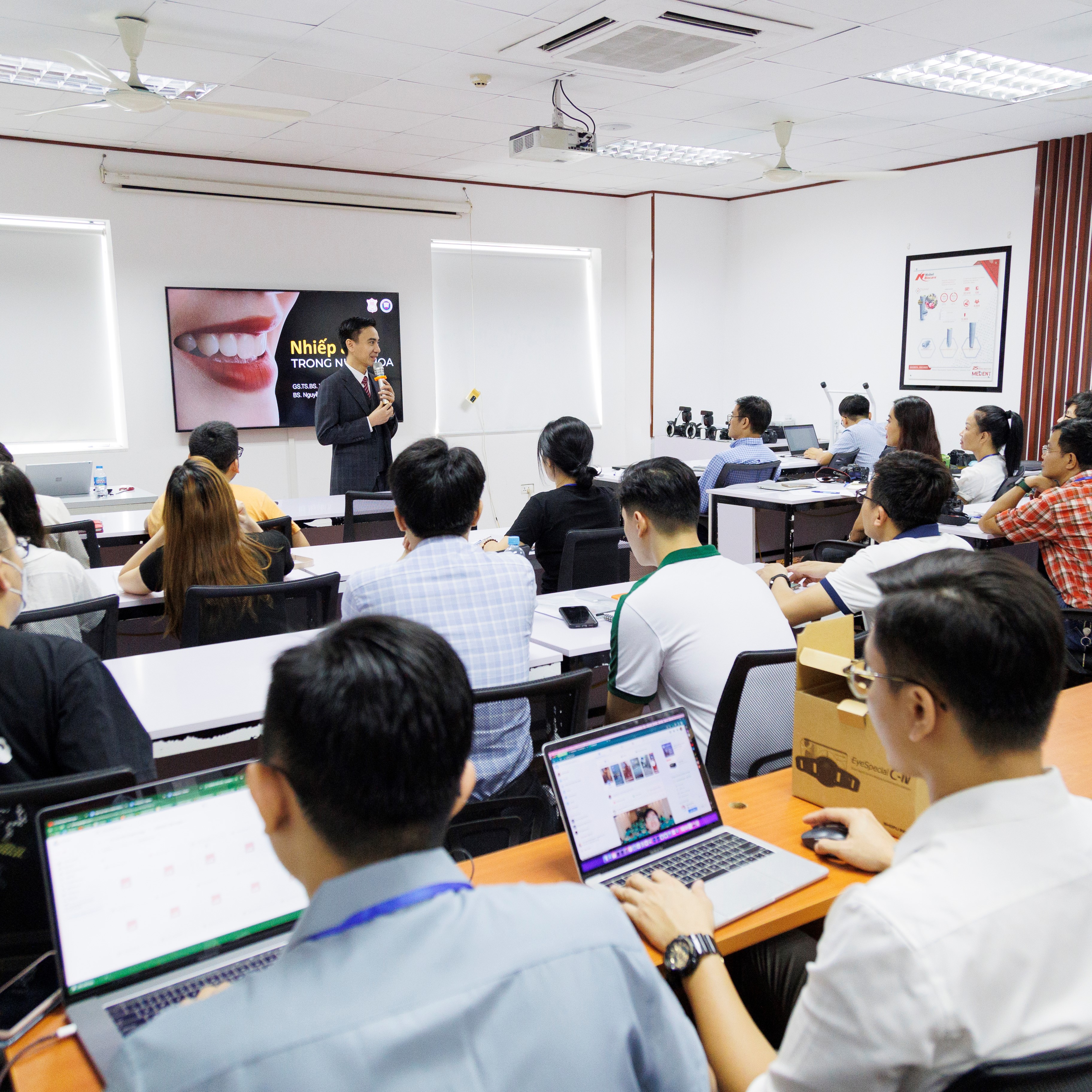 LÊ BẢO MINH ĐỒNG HÀNH CÙNG KHÓA HỌC NHIẾP ẢNH TRONG NHA KHOA