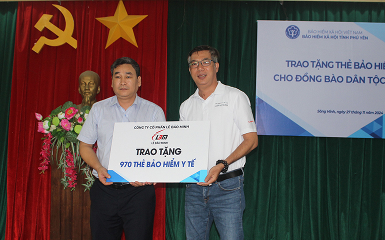 [NEWS] LÊ BẢO MINH TRAO TẶNG THẺ BHYT CHO ĐỒNG BÀO DÂN TỘC THIỂU SỐ