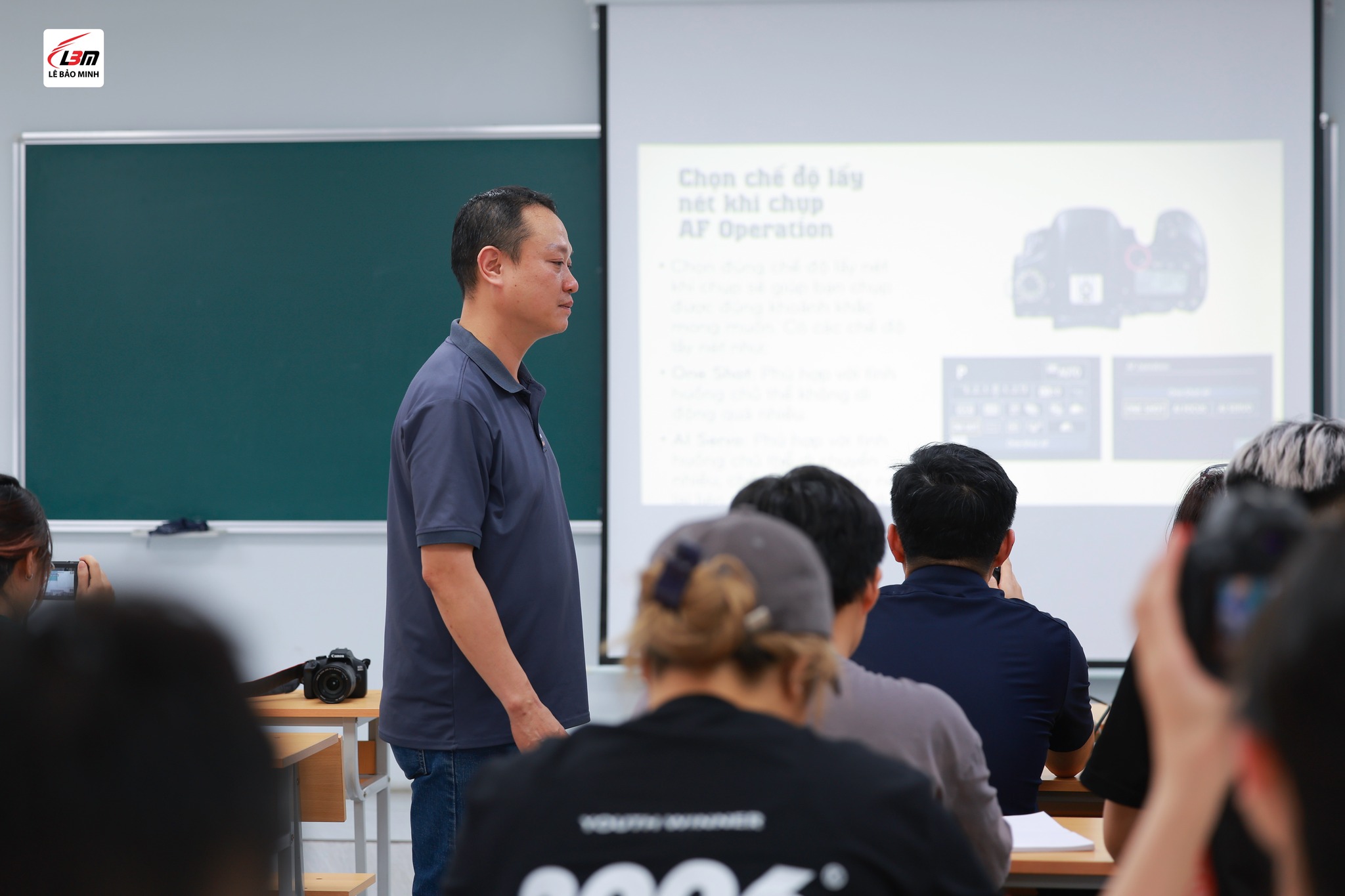 [NEWS] LÊ BẢO MINH MANG ĐẾN ĐẠI HỌC THƯƠNG MẠI  KHÓA HỌC NHIẾP ẢNH CƠ BẢN